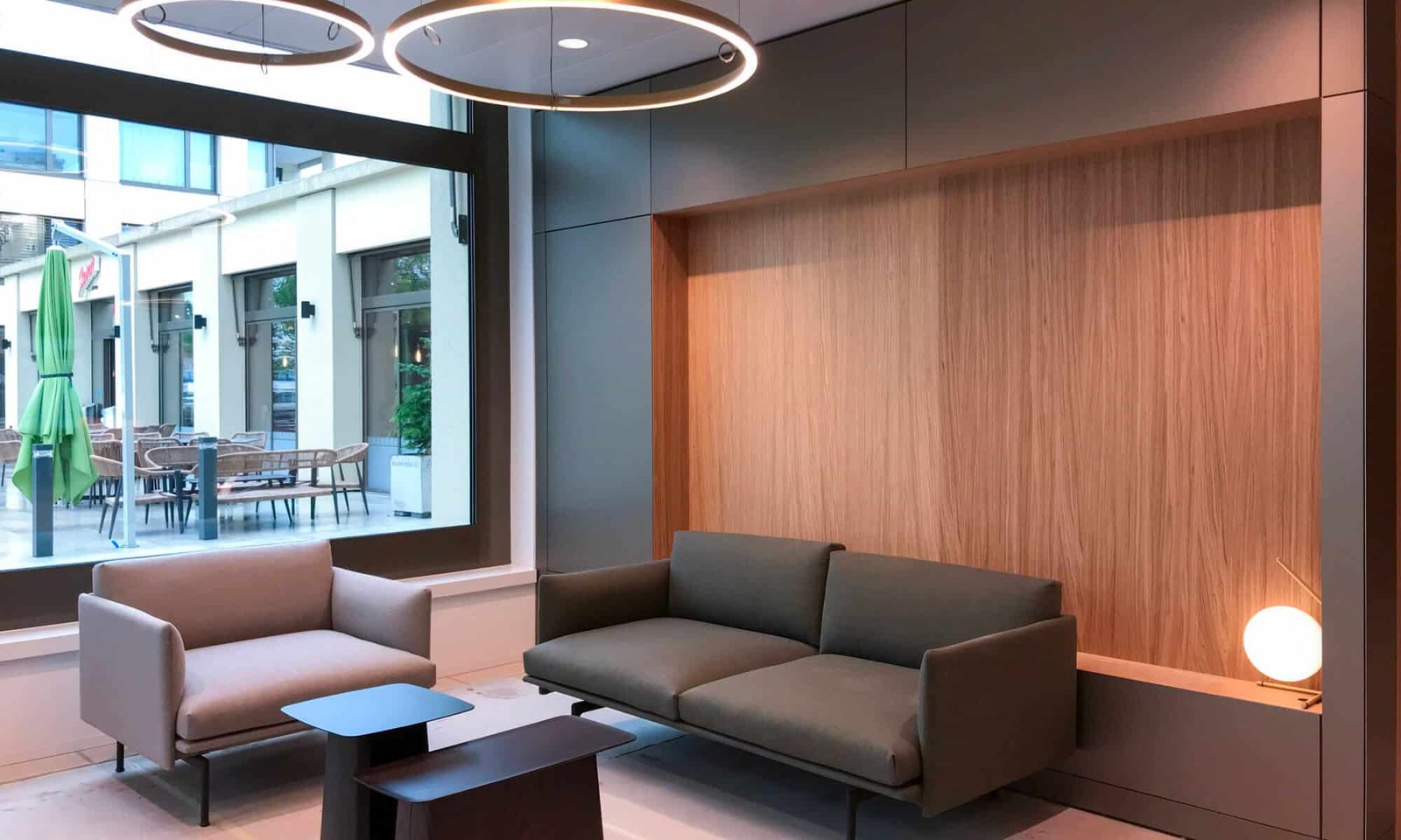 Mieterausbau Bank Avera Hinwil Büro und Beratung Räumlichkeiten Schreinerarbeiten Signaletik Sicherheit Empfang mit Lounge Sofa und Sessel als Sitzmöglichkeit
