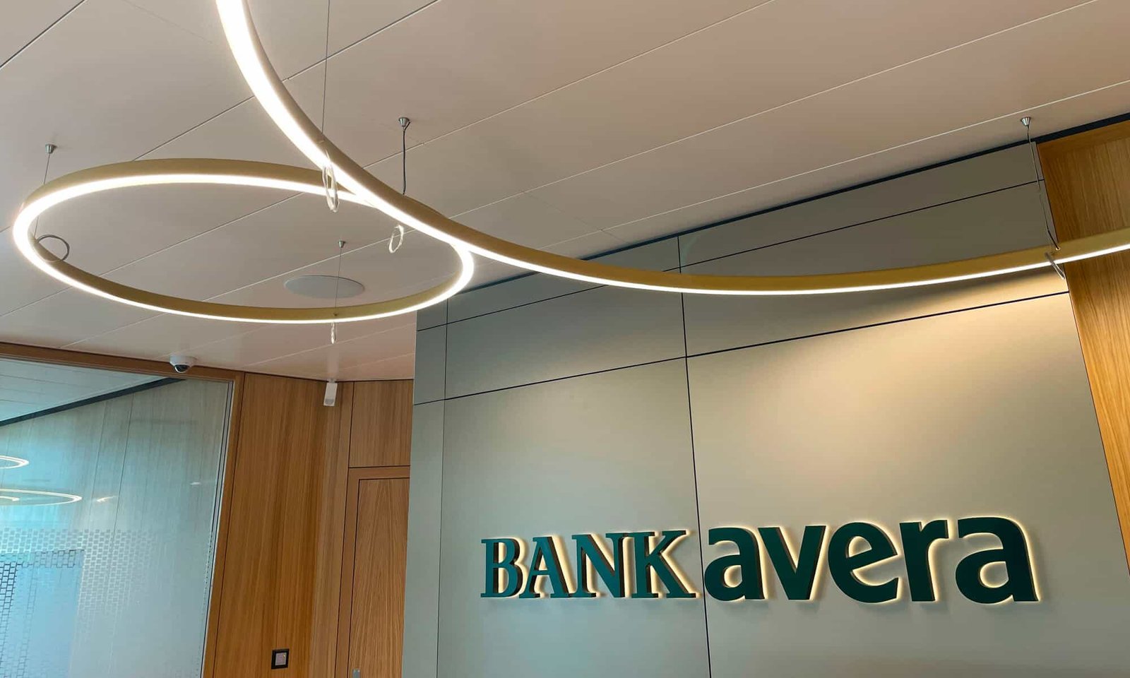 Mieterausbau Bank Avera Hinwil Büro und Beratung Räumlichkeiten Schreinerarbeiten Signaletik Sicherheit Empfang